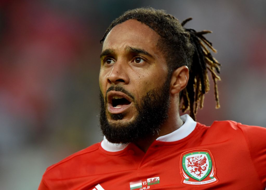 Report: Ashley Williams on verge of joining Bristol City after Everton exit