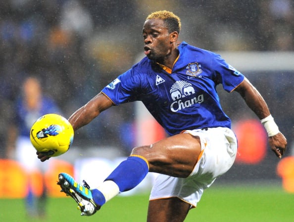 Everton's French striker Louis Saha cont
