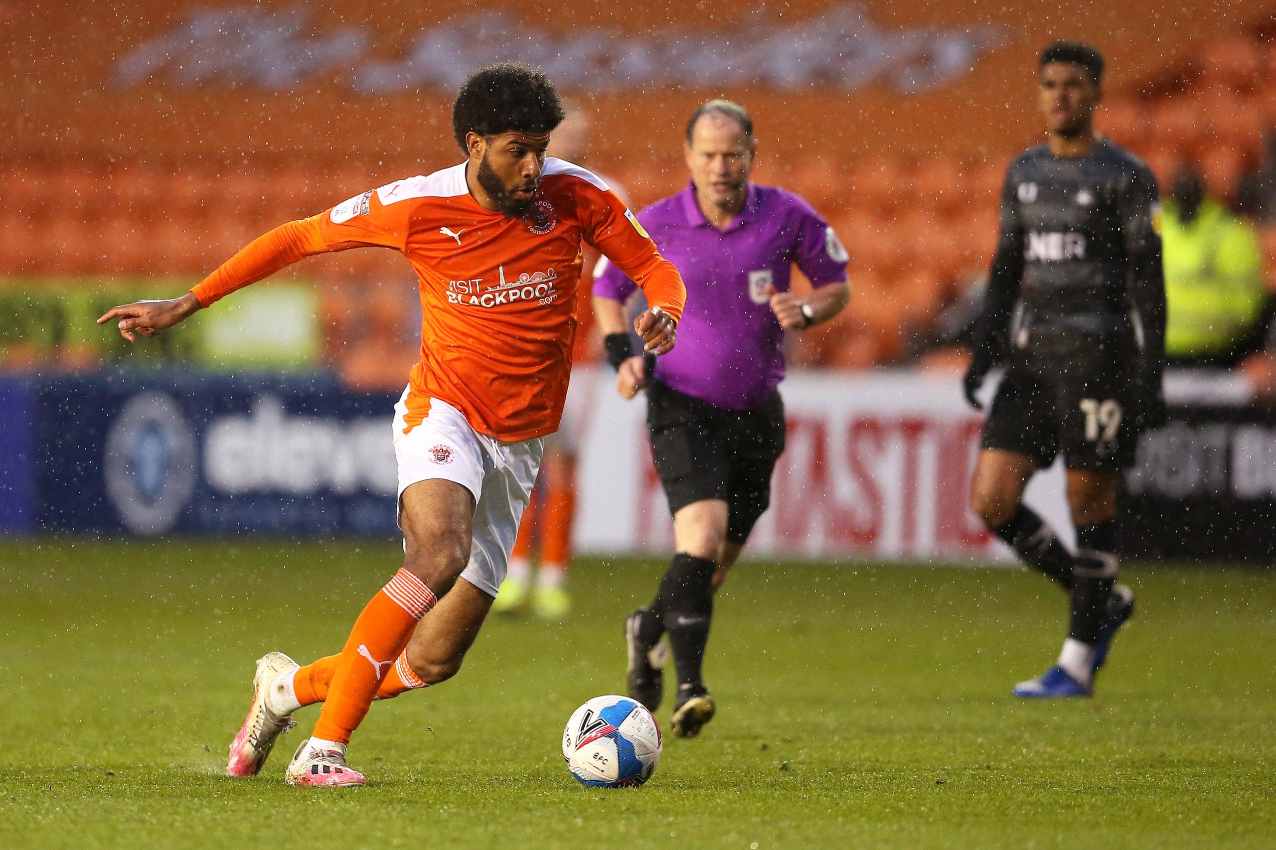everton-loan-transfer-blackpool-ellis-simms-doncaster-rovers-league-one-dribbles-into-box