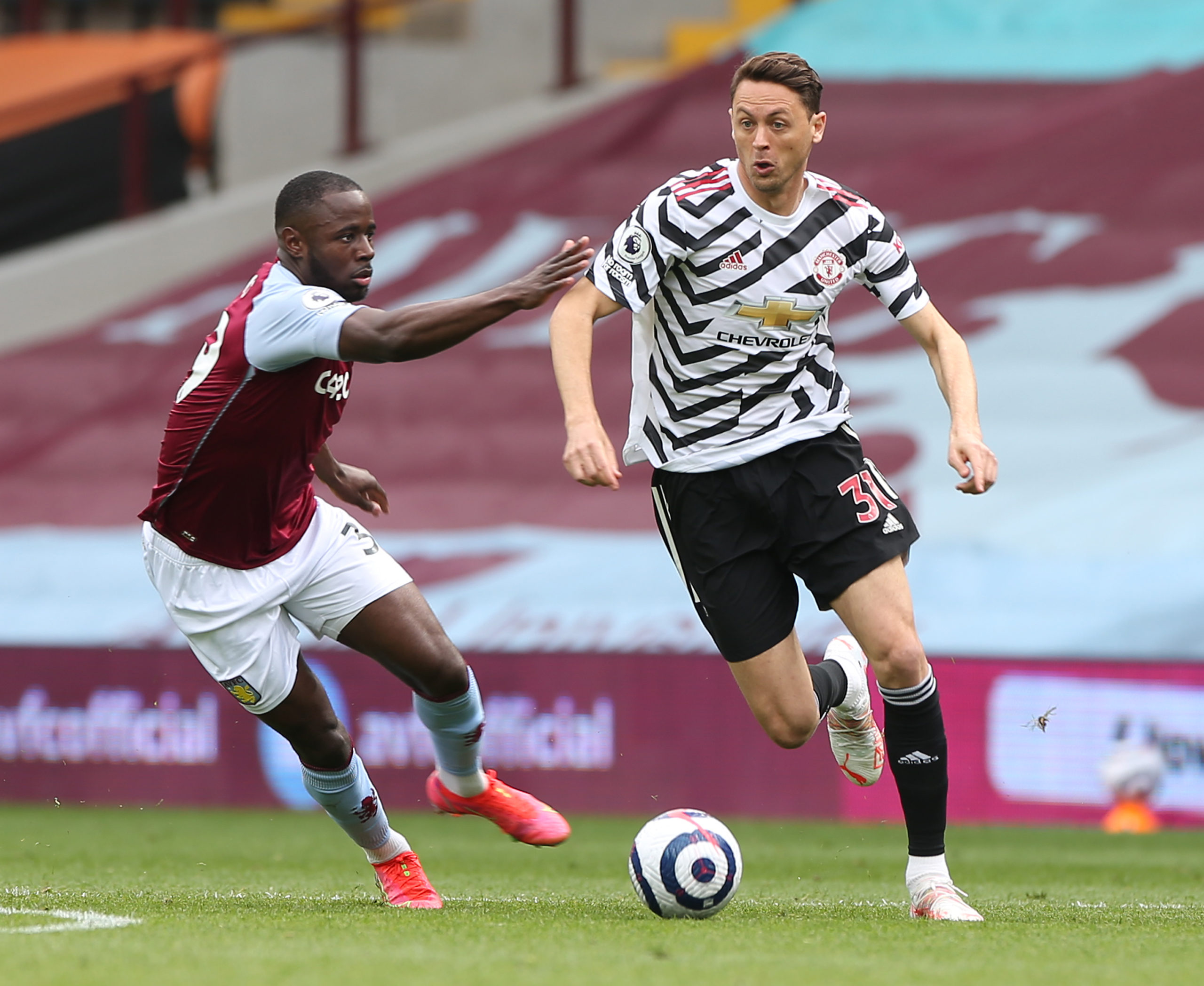 manchester-united-nemanja-matic-premier-league-aston-villa-keinan-davis-villa-park