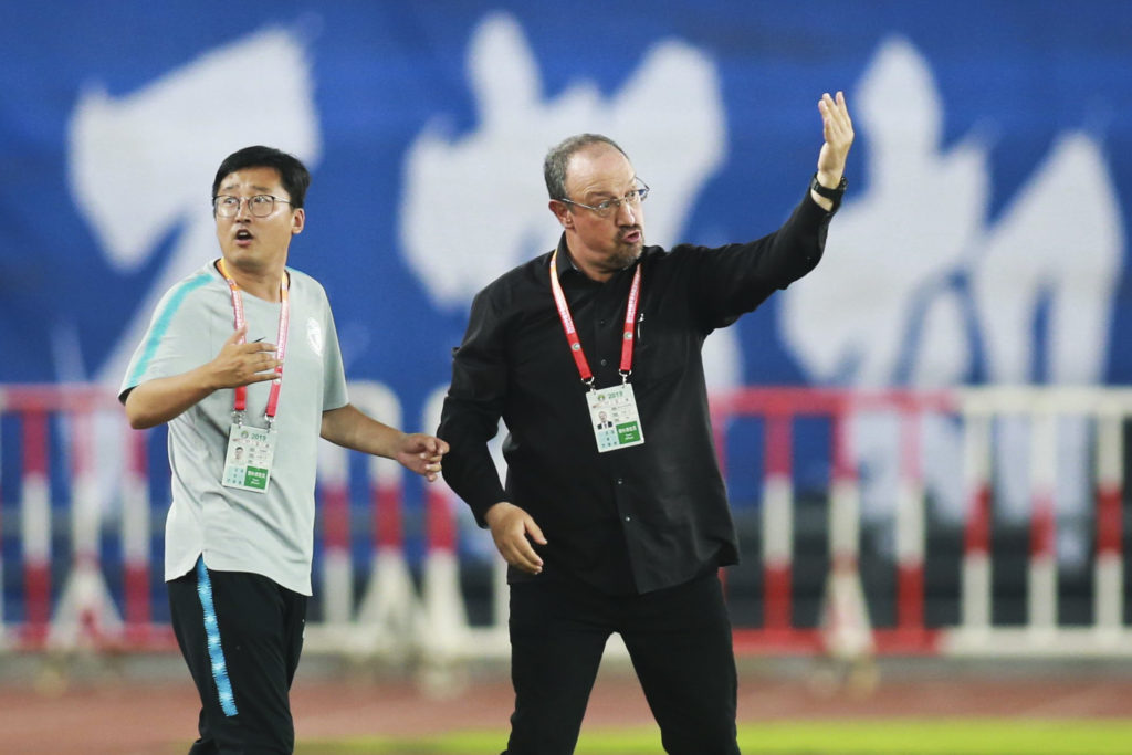 everton-next-manager-target-carlo-ancelotti-replacement-rafa-benitez-gestures-to-players-dalian-pro-chinese-super-league
