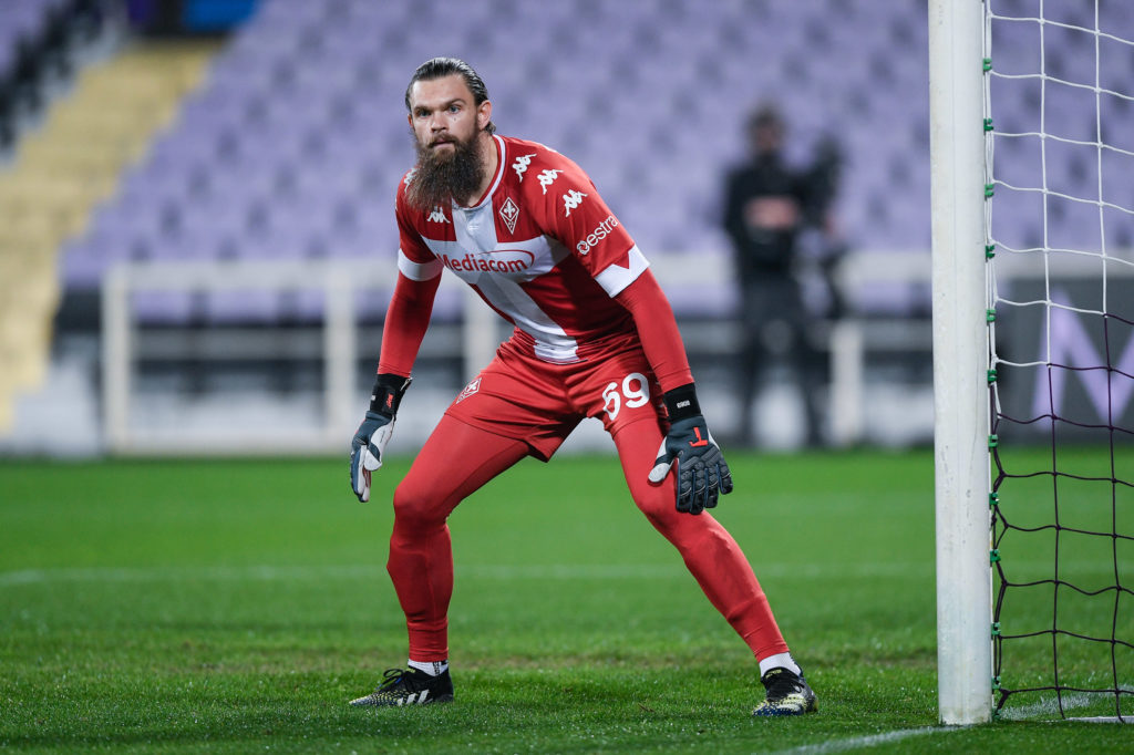 tottenham-hotspur-transfer-gossip-atletico-madrid-target-bartlomiej-dragowski-fiorentina-goalkeeper-watches-a-cross-inter-milan-serie-a