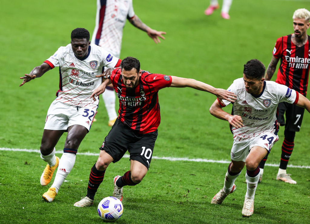 arsenal-transfer-target-hakan-calhanoglu-serie-a-ac-milan-dribbles-past-cagliari-alfred-duncan-andrea-carboni-san-siro