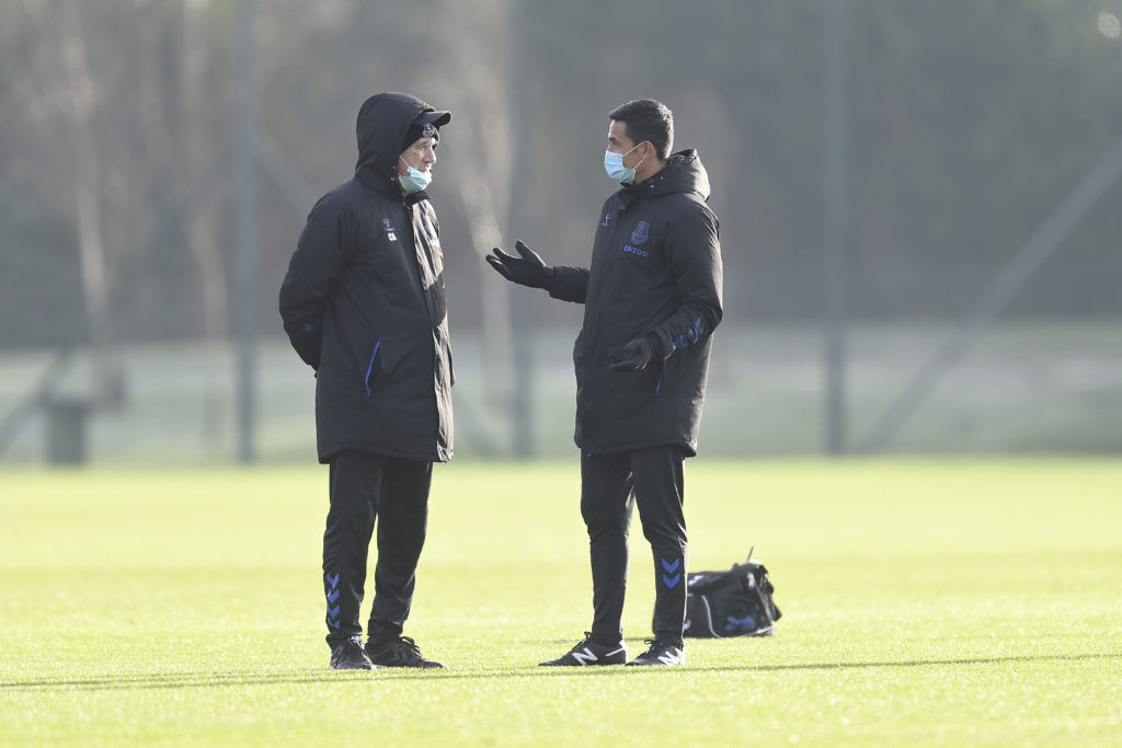 former-everton-manager-carlo-ancelloti-speaking-with-tim-cahill-training-premier-league-finch-farim