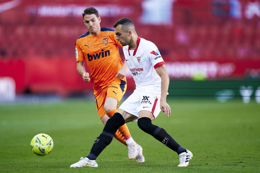 arsenal-transfer-target-gossip-joan-jordan-reacts-sevilla-passes-ball-valencia-manu-vallejo-la-liga