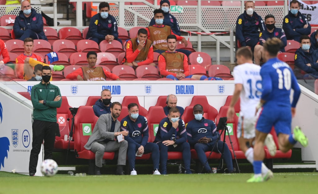 tottenham-hotspur-manager-candidate-gareth-southgate-england-speaks-with-backroom-staff-bench-romania-euro-2020-friendly