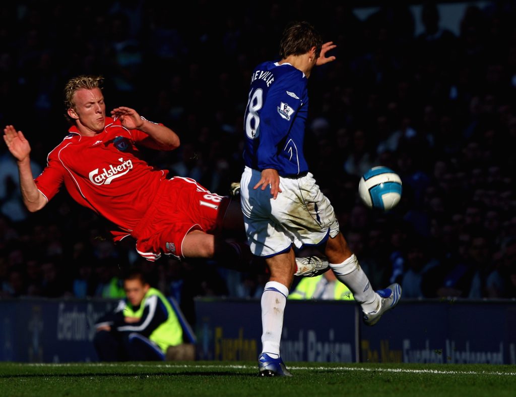 everton-liverpool-october-2007-merseyside-derby-goodison-park-dirk-kuyt-fouls-phil-neville-mark-clattenburg-referee-red-card-incident