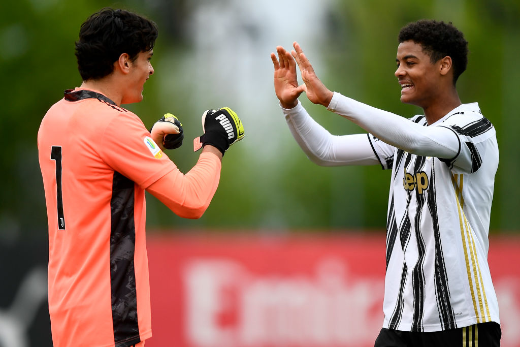 Koni De Winter (R) of Juventus FC U19 celebrates the victory