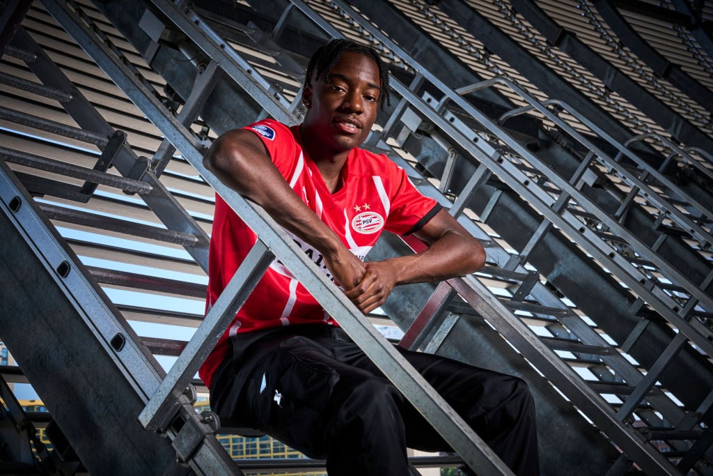 Contract signing Noni Madueke of PSV