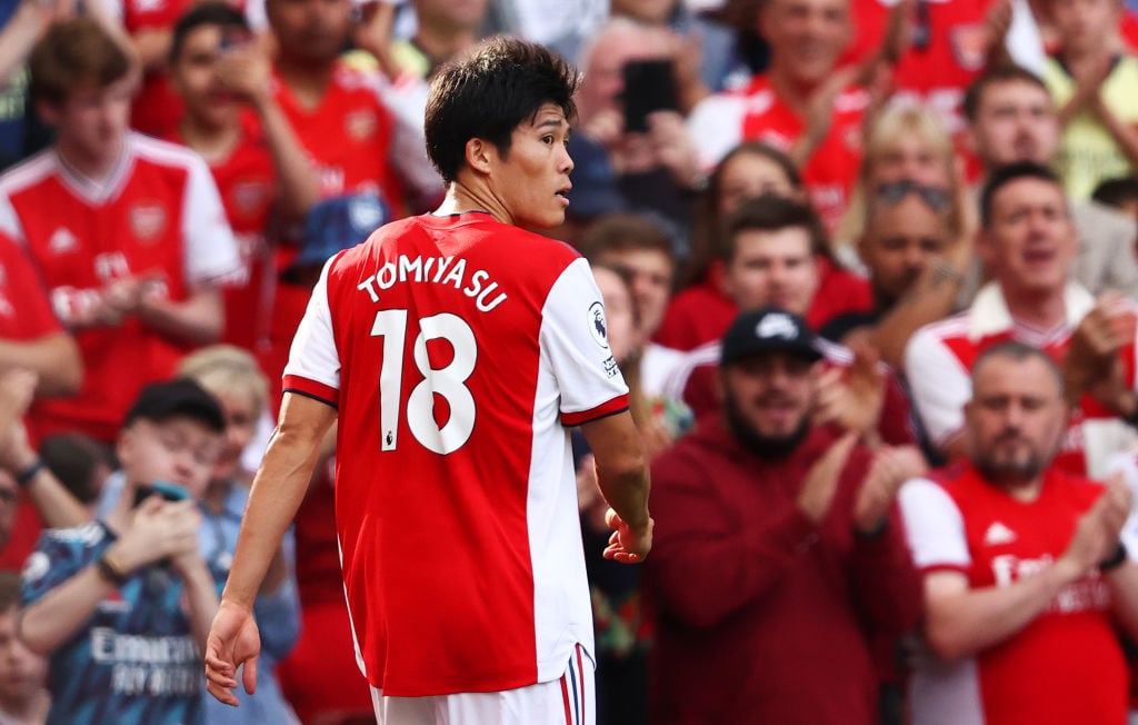 photo-arsenal-17-year-old-in-first-team-training-alongside-tomiyasu