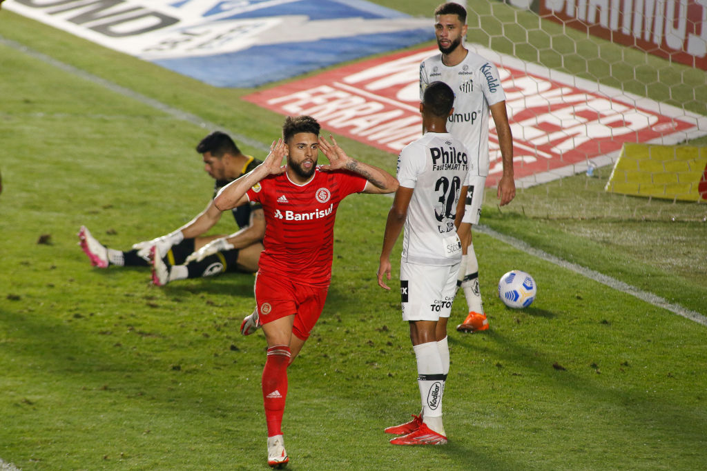 Santos v Internacional - Brasileirao 2021