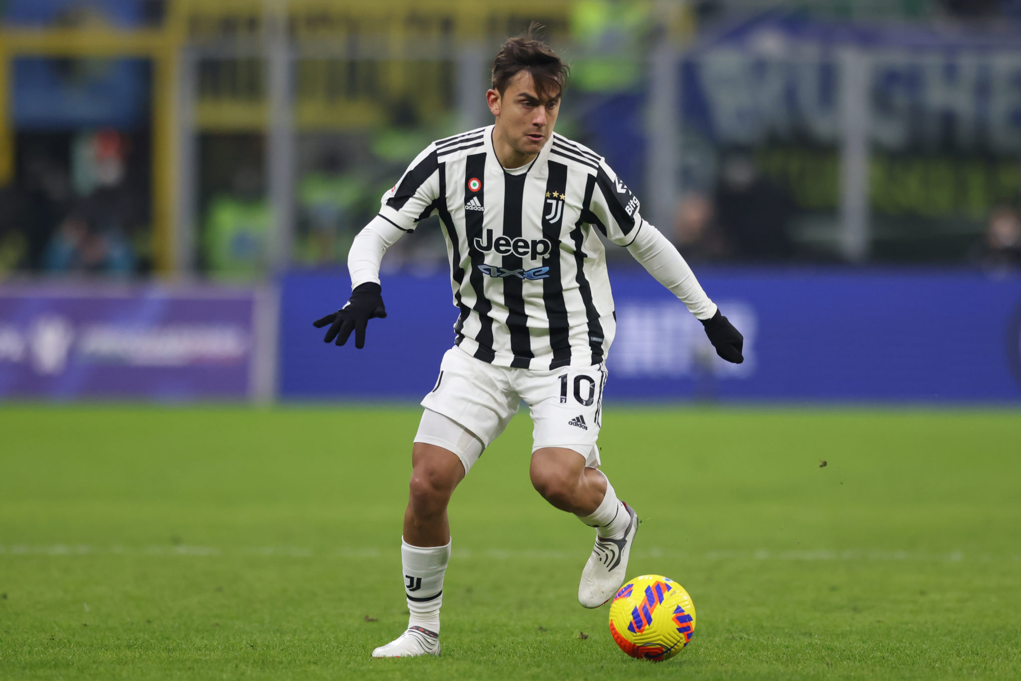 Keen on football. Dybala. Фабрицио Романо футболист. Пауло Дибала сидит в ночном Риме. Paolo Dibala FC ROMA photo 2023.