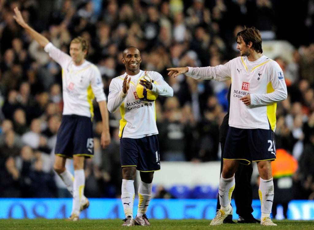 Tottenham Hotspurs' Niko Kranjcar (R) ge