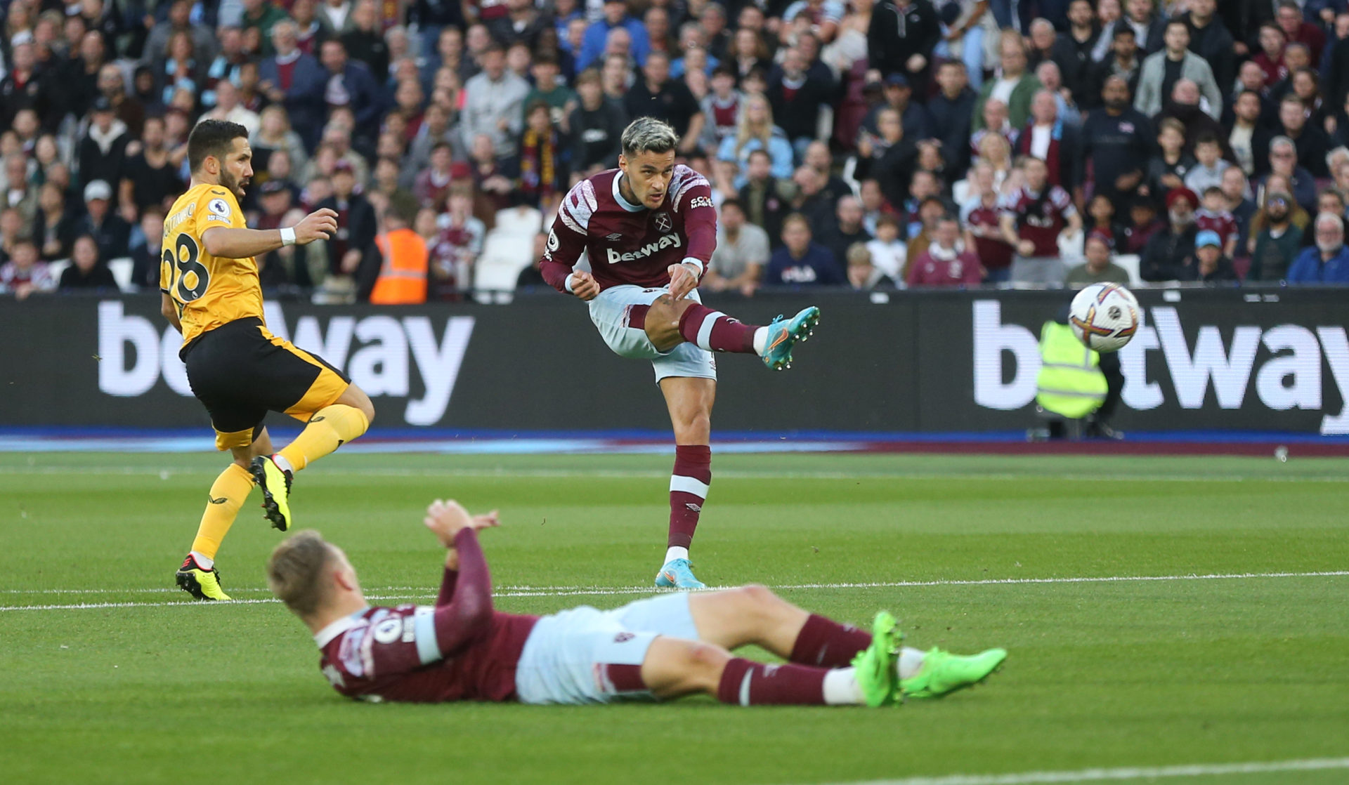 West Ham United v Wolverhampton Wanderers - Premier League