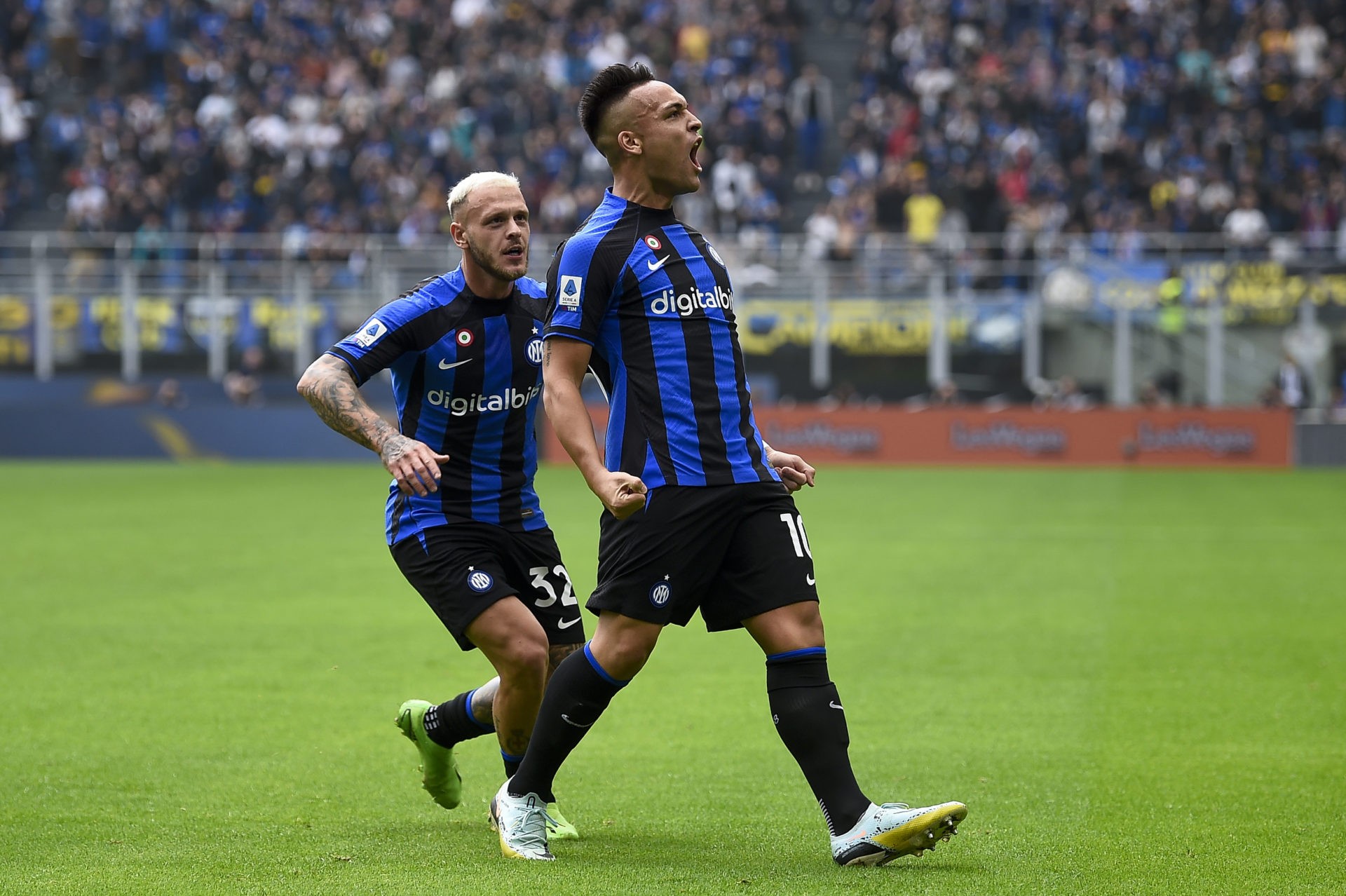 Lautaro Martinez (R) of FC Internazionale celebrates with