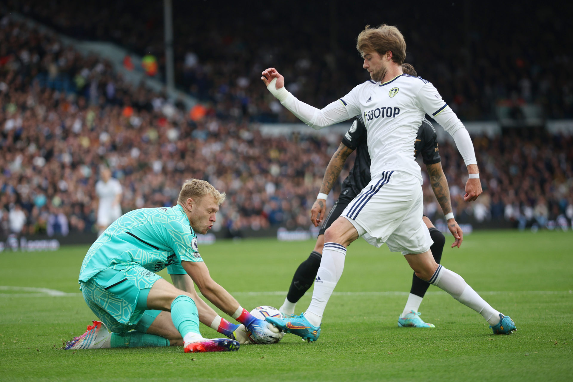 ramsdale-says-he-s-so-pleased-that-bamford-is-back-in-leeds-team-now