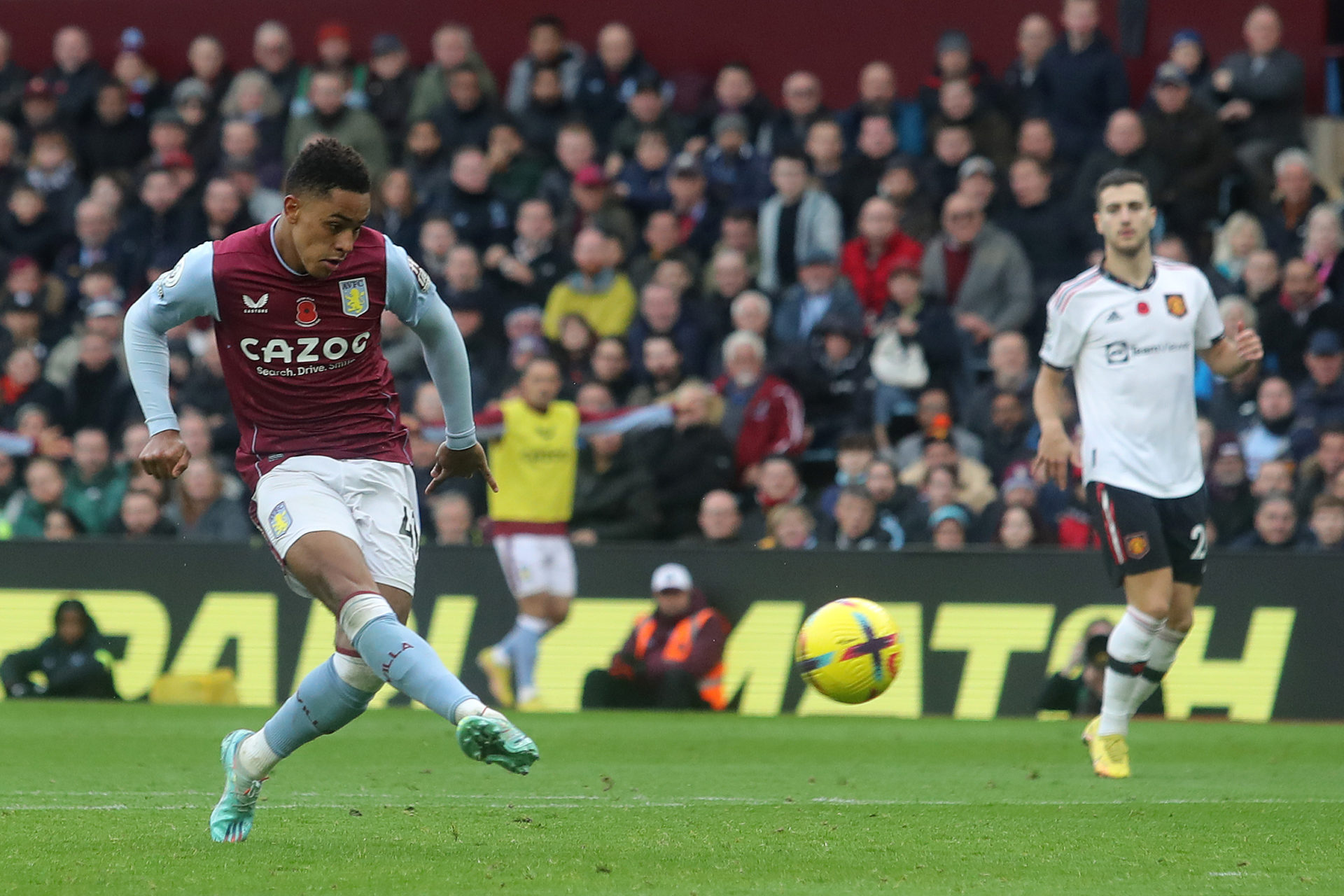 Aston Villa v Manchester United - Premier League