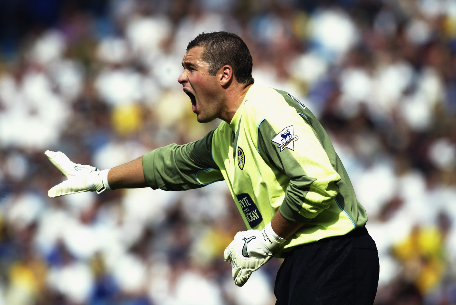 Paul Robinson of Leeds United signals to a team mate