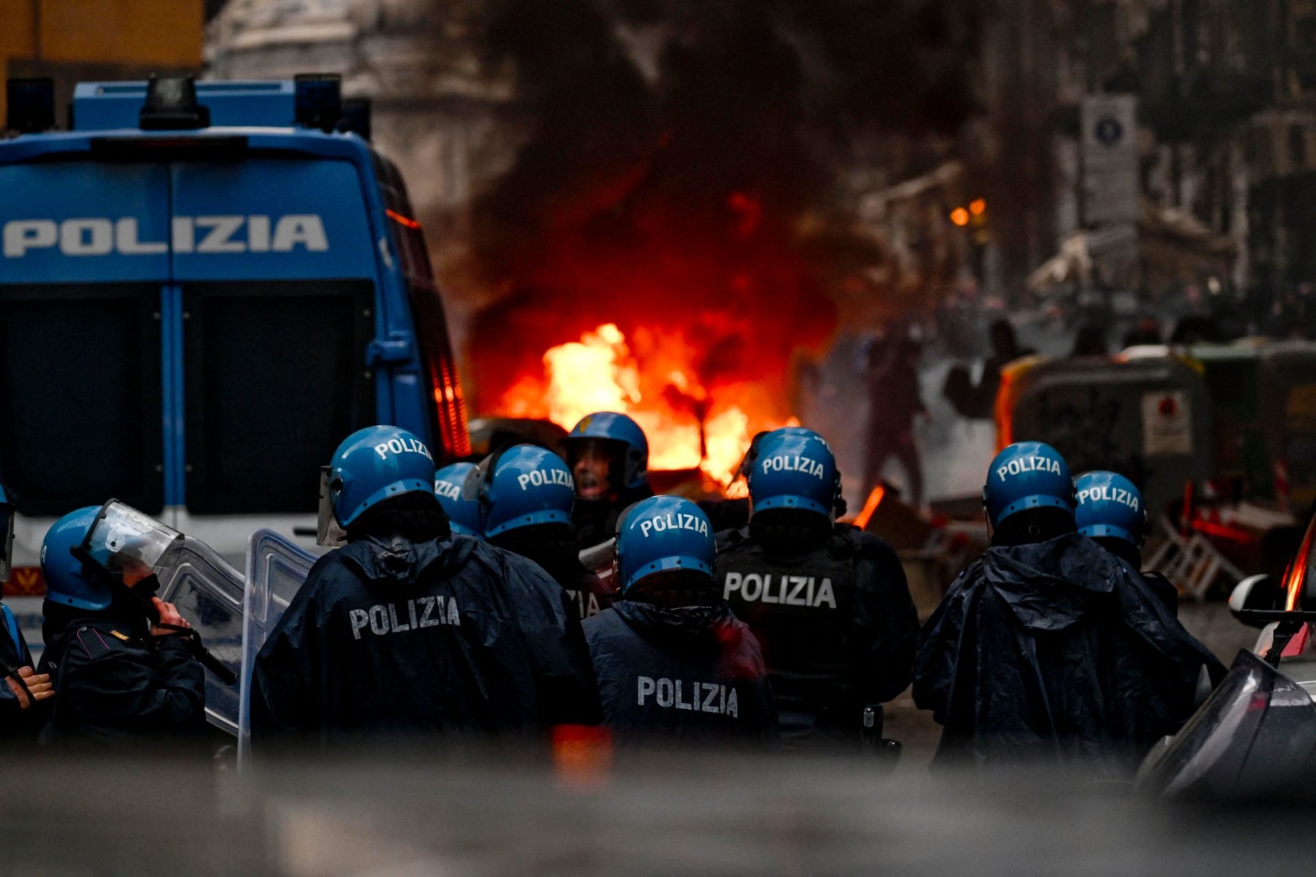 TOPSHOT-FBL-EUR-C1-NAPOLI-FRANKFURT-FANS