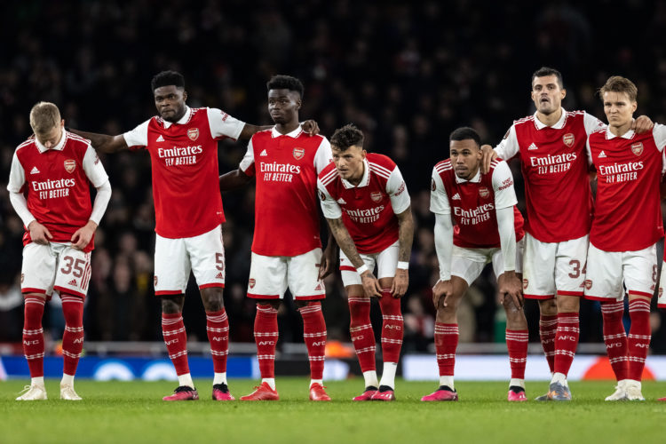 What several Arsenal players were spotted doing just before Sporting penalty shoot out