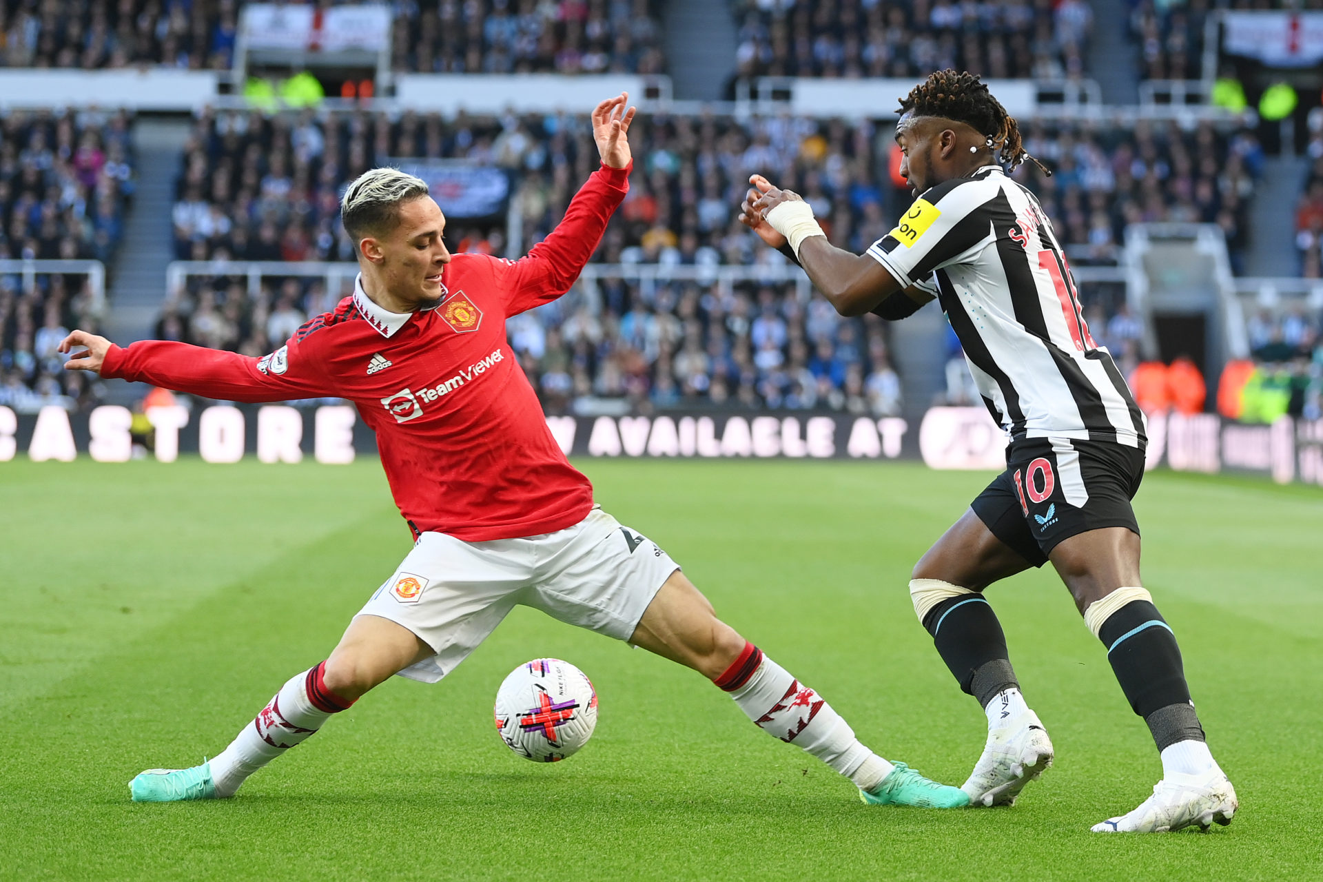 Newcastle United - Saint-Maximin signs for Newcastle United