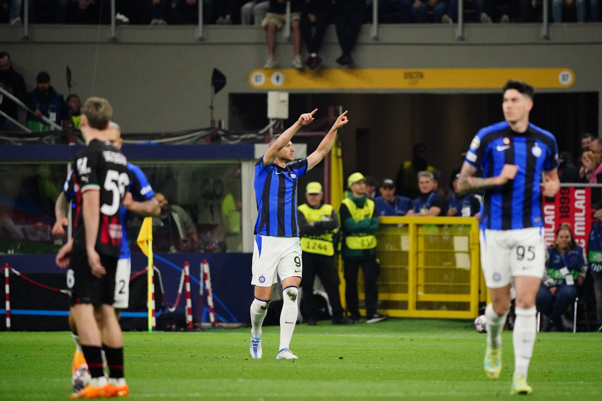 AC Milan v FC Internazionale: Semi-Final First Leg - UEFA Champions League
