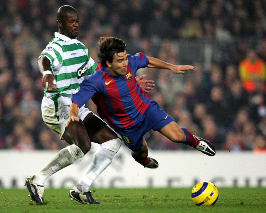 FC Barcelona's Portuguese Deco (R) vies