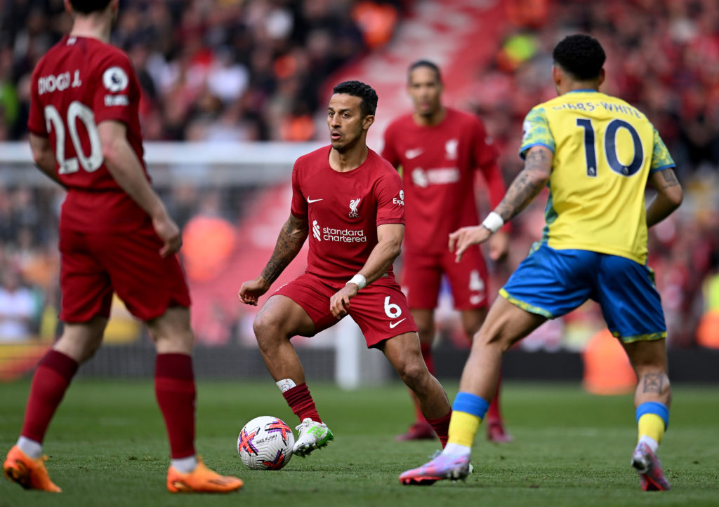 (LE SOLEIL, LE SOLEIL DIMANCHE) Thiago Alcantara de Liverpool avec Morgan Gibbs-White de Nottingham Forest lors du pari du match de Premier League...