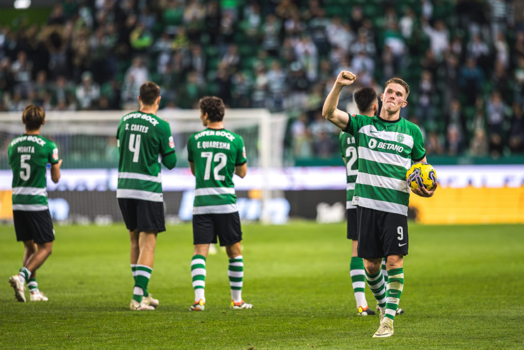 Viktor Gyokeres of Sporting CP thanks the fans at the end of