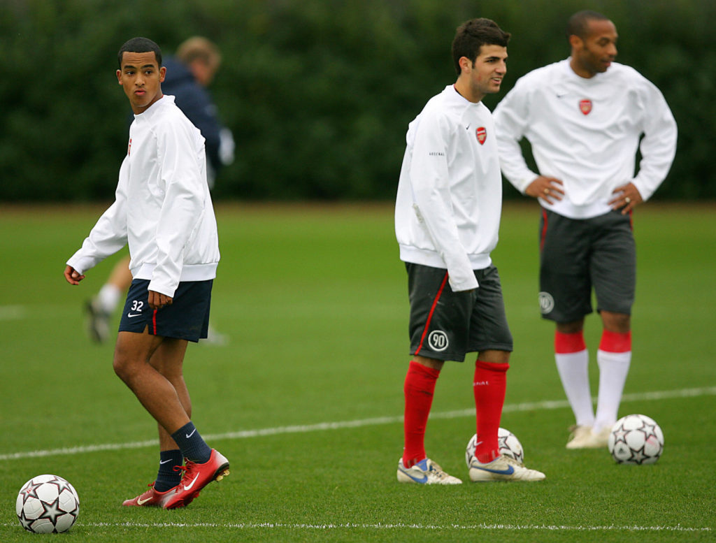 Arsenal striker Theo Walcott (L) lines u