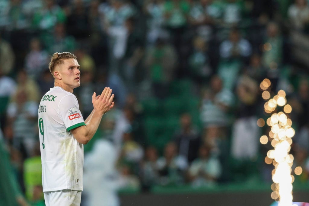 Viktor Gyokeres of Sporting CP thanks the supporter at the end of the Liga Portugal Betclic match between Sporting CP and Vitoria Guimaraes at Esta...