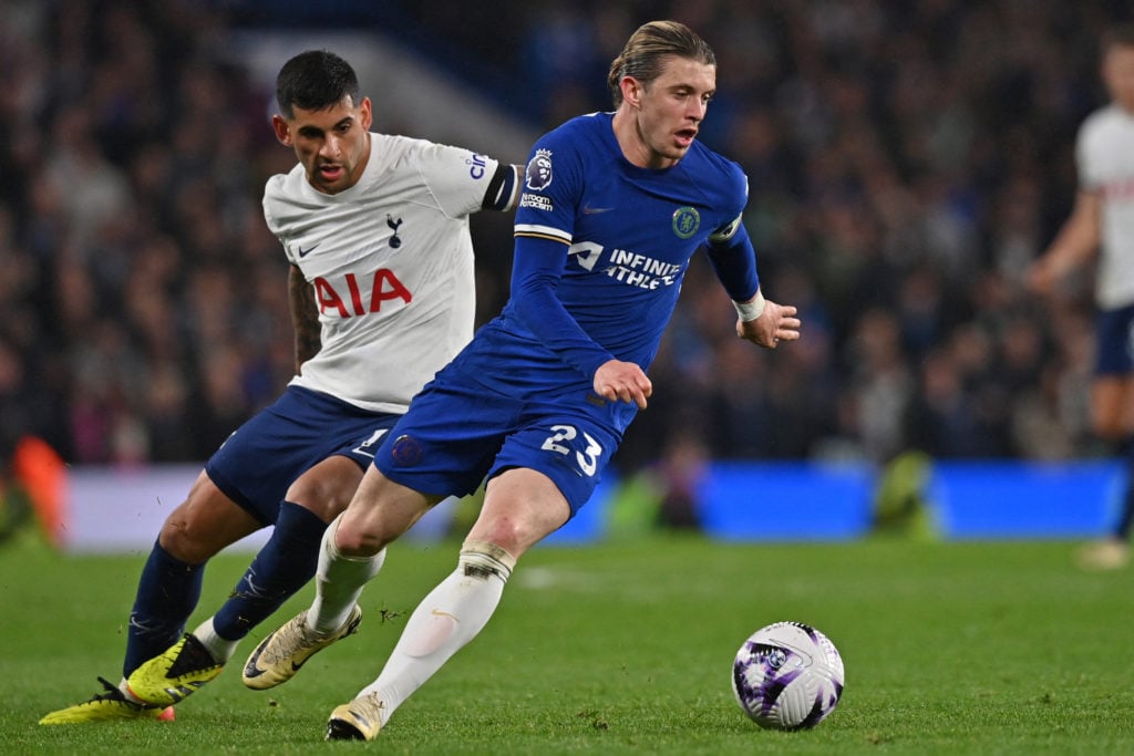 Chelsea's English midfielder #23 Conor Gallagher (C) vies with Tottenham Hotspur's Argentinian defender #17 Cristian Romero (L) during the English ...