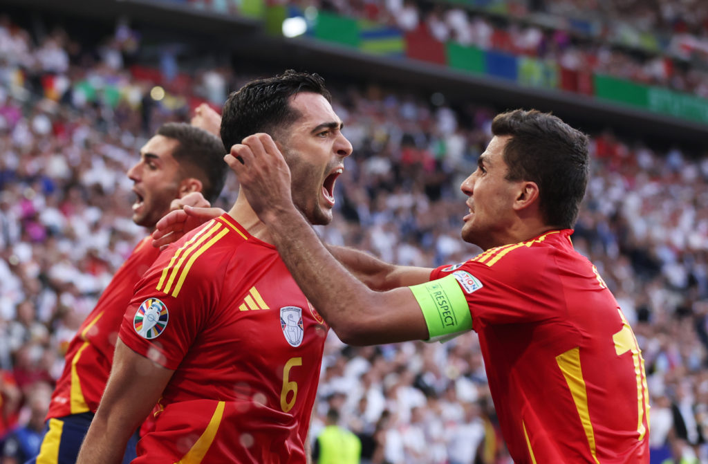 El español Mikel Merino celebra marcar el segundo gol de su equipo con su compañero Rodri durante el partido de cuartos de final de la Eurocopa 2024 entre España y Venezuela.