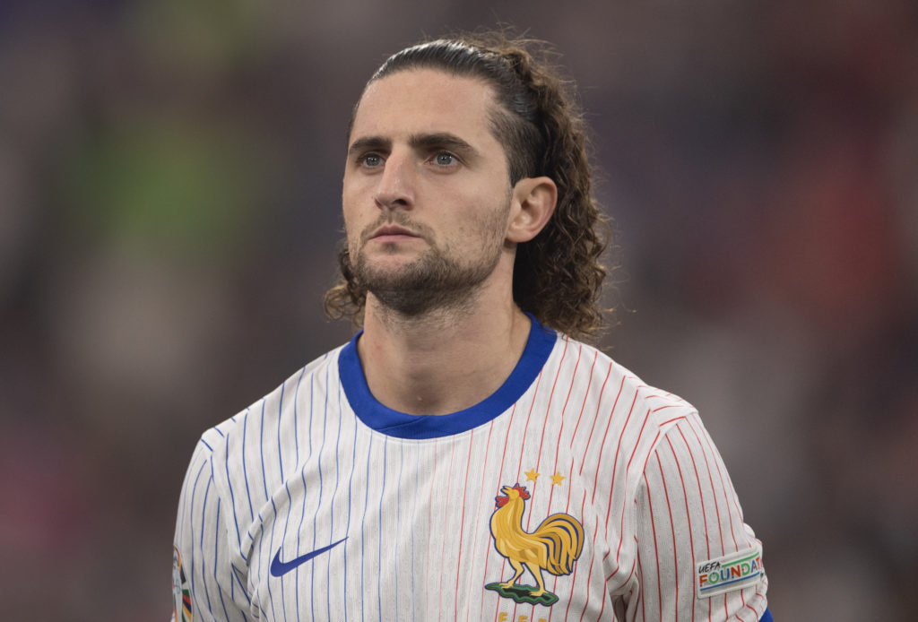 Adrien Rabiot de Francia se alinea antes del partido de semifinales de la Eurocopa 2024 entre España y Francia en el Munich Football Arena el 9 de julio de 2024 en Munich.