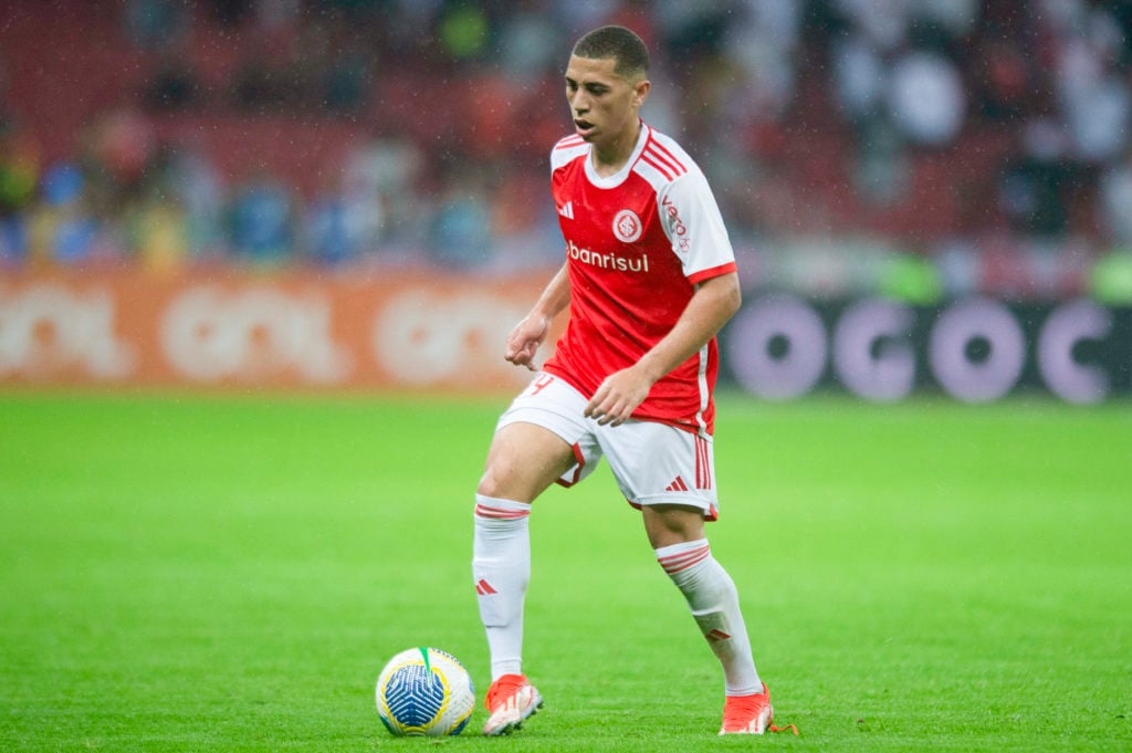 Gabriel Carvalho of Internacional controls the ball during the match between Internacional and Palmeiras at Beira-Rio Stadium on August 4, 2024 in ...