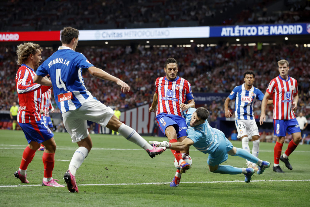 (L-R) Antoine Griezmann of Atletico Madrid, Marash Kambulla of Espanyol, Koke of Atletico Madrid, Joan Garcia of Espanyol  during the LaLiga EA Spo...