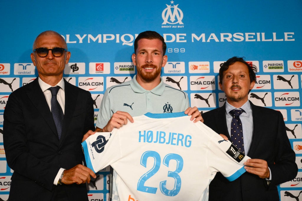 Danish midfielder Pierre-Emile Hojbjerg (C) poses with President of Olympique de Marseille (OM) Pablo Longoria (R) and OM institutional and sports ...