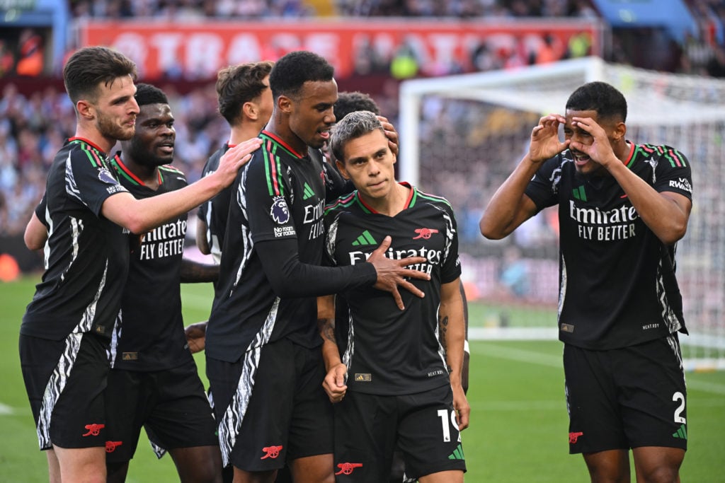 (2nR) Leandro Trossard celebrates scoring the 1st Arsenal goal with (R) William Saliba, (L) Declan Rice and (2ndL) Gabriel during the Premier Leagu...