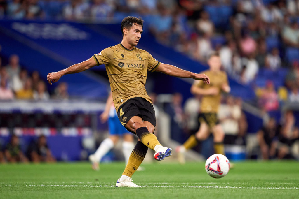 Martin Zubimendi of Real Sociedad passes the ball during the La Liga match between RCD Espanyol de Barcelona and Real Sociedad de Fútbol at RCDE St...