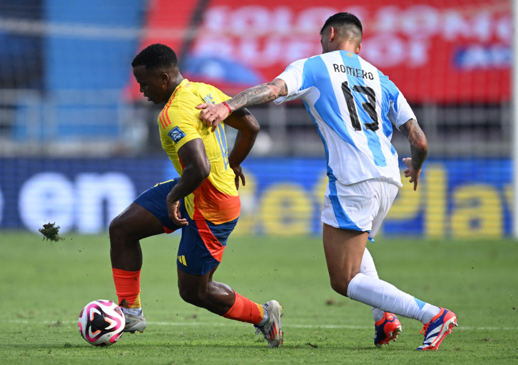 Colombia's forward Jhon Arias (L) and Argentina's defender Cristian Romero fight for the ball during the 2026 FIFA World Cup South American qualifi...