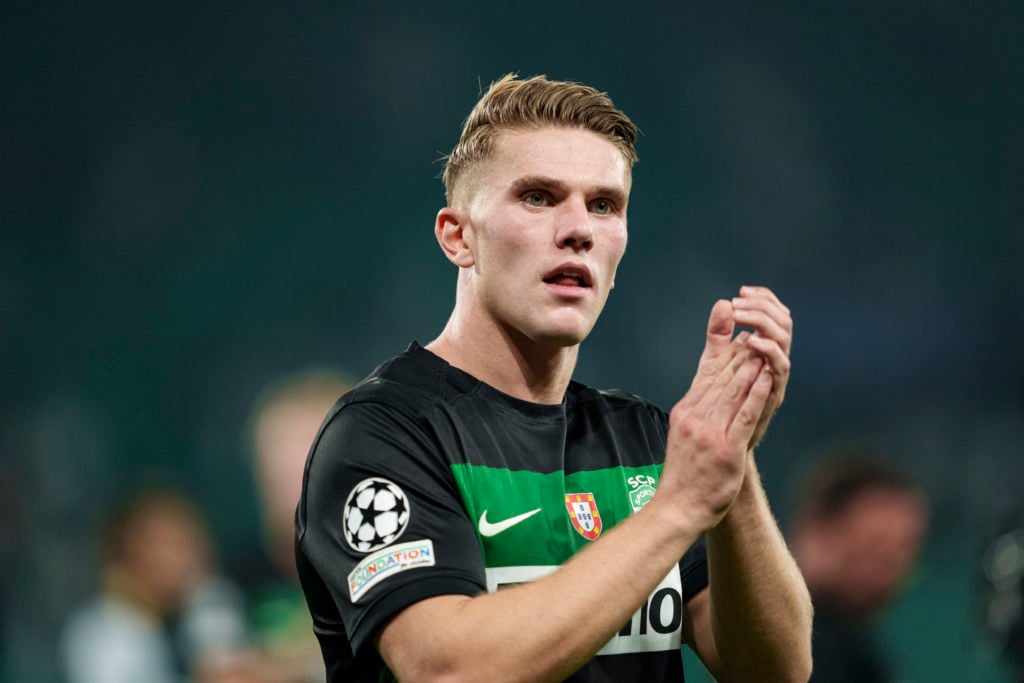 Viktor Gyokeres of Sporting thanks supporters for standing during the UEFA Champions League 2024/25 League Phase MD1 match between Sporting Clube d...