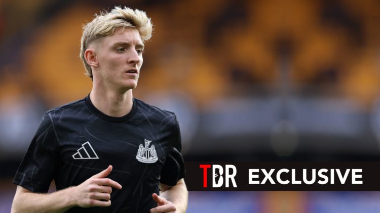Anthony Gordon of Newcastle United warms up prior to the Premier League match.