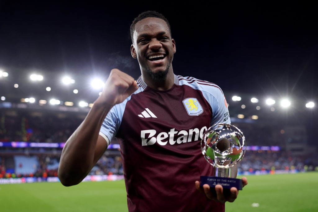 Jhon Duran d'Aston Villa pose pour une photo avec le prix du joueur du match à temps plein lors de la phase M de la Ligue des champions de l'UEFA 2024/25...