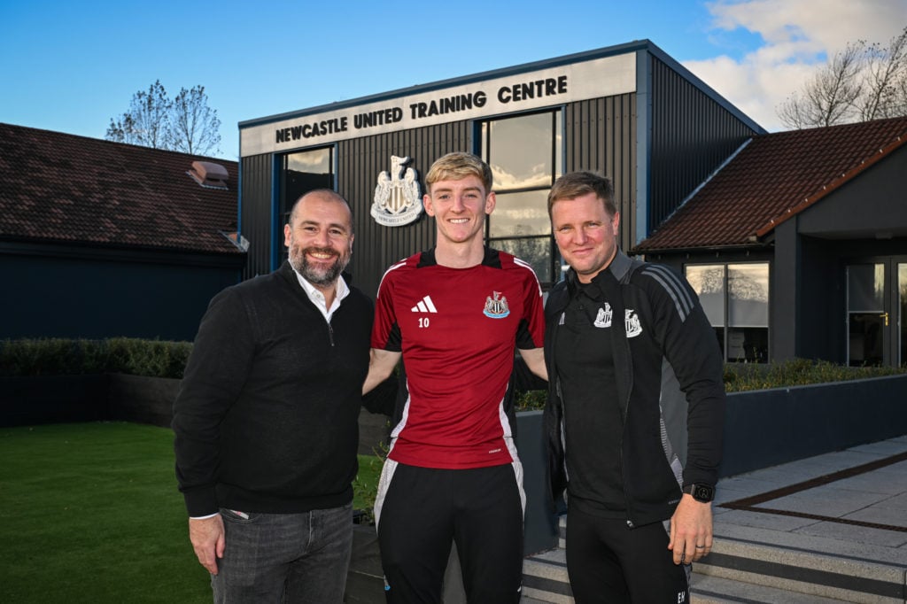 Anthony Gordon of Newcastle United (C) poses for a photo with Newcastle United Sporting Director Paul Mitchell (L) and Newcastle United Head Coach ...