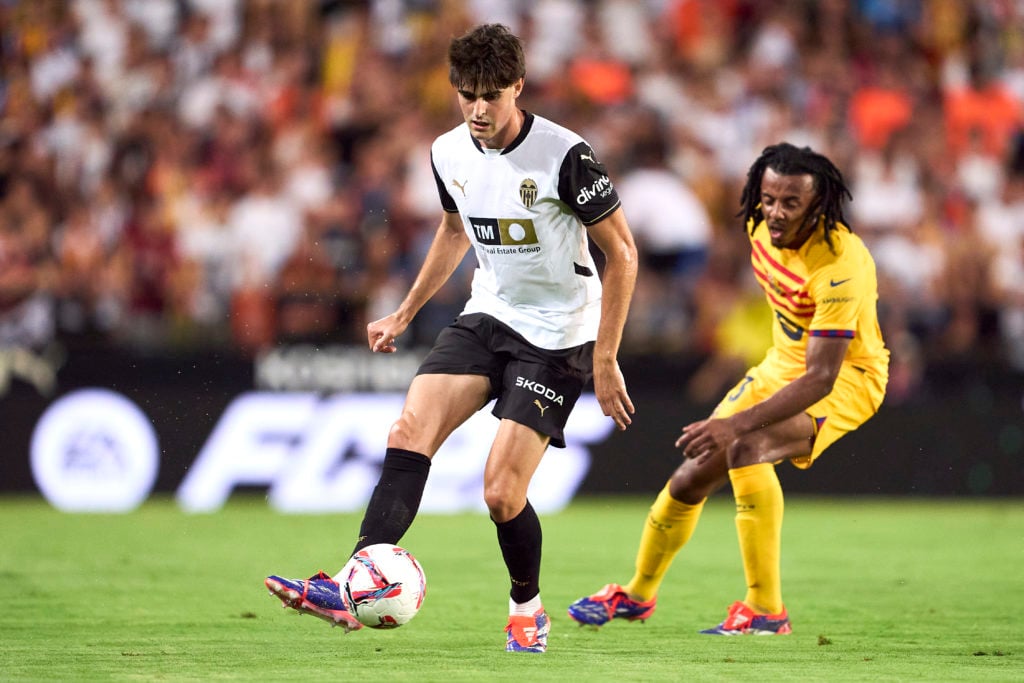 Javi Guerra of Valencia CF controls the ball during the La Liga match between Valencia CF and FC Barcelona at Estadio Mestalla on August 17, 2024 i...