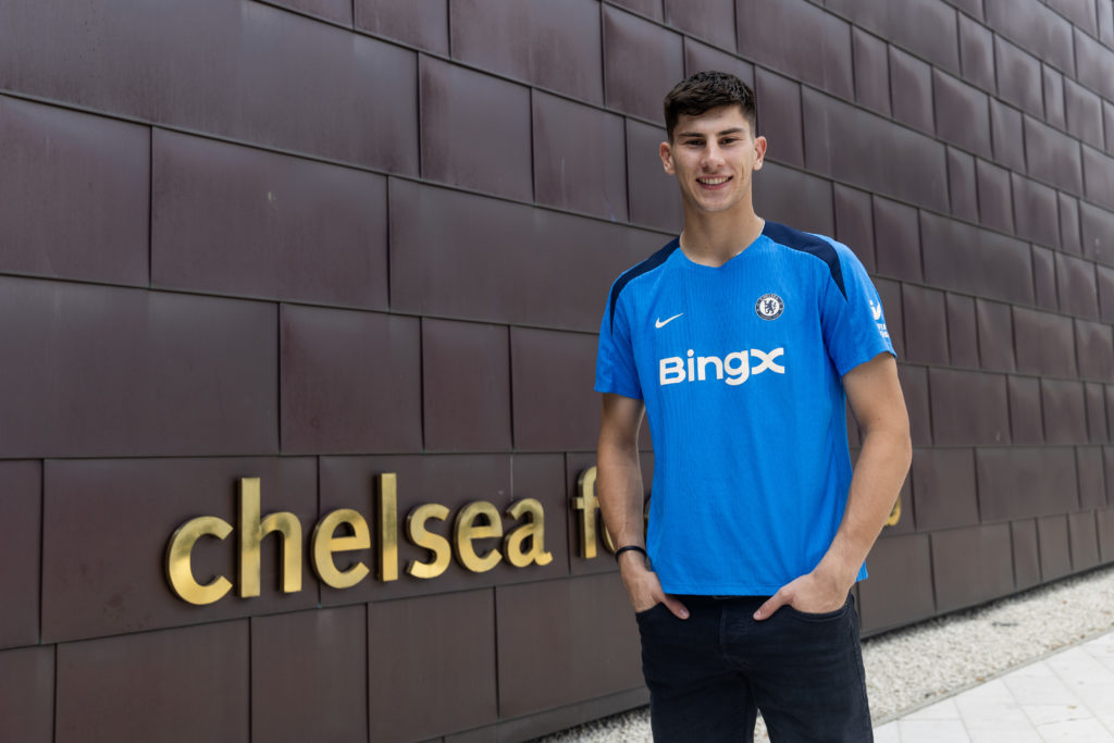 Chelsea Unveil new signing Mike Penders