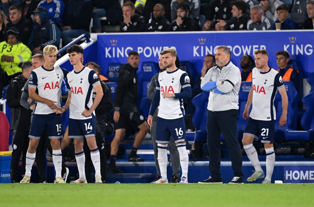 Ange Postecoglou, Manager of Tottenham Hotspur, looks on as Lucas Bergvall, Archie Gray, Timo Werner and Dejan Kulusevski of Tottenham Hotspur prep...