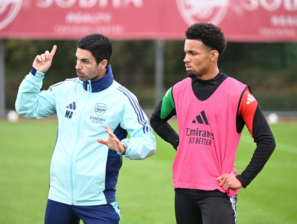 Mikel Arteta next to Ethan Nwaneri in Arsenal training.