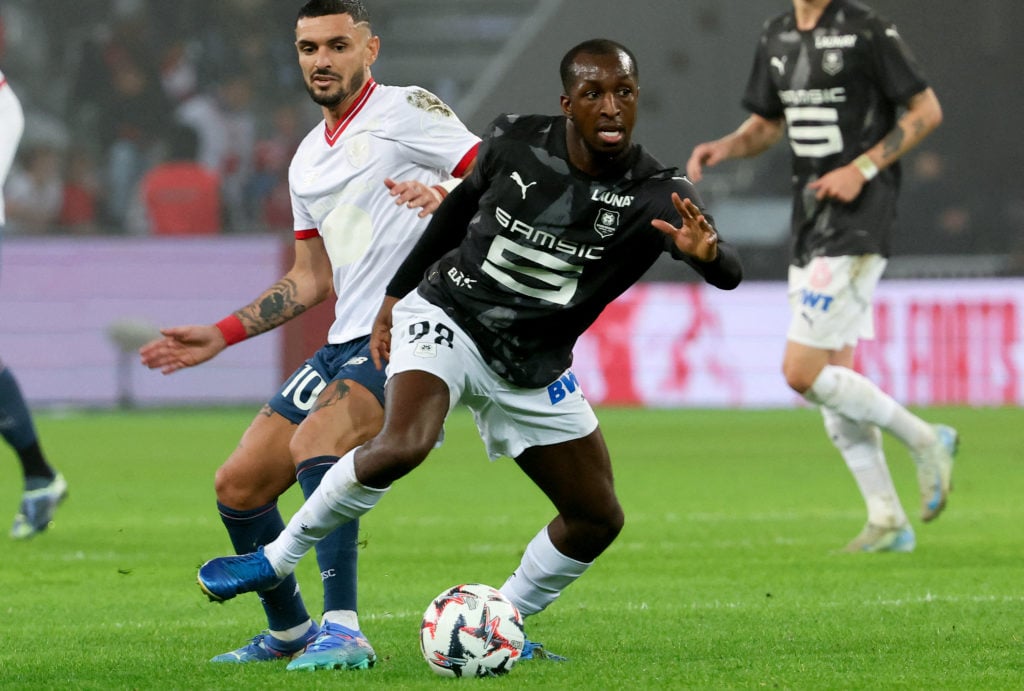 Rennes' Finnish midfielder #28 Glen Kamara (R) controls the ball past Lille's French midfielder #10 Remy Cabella during the French L1 first divisio...