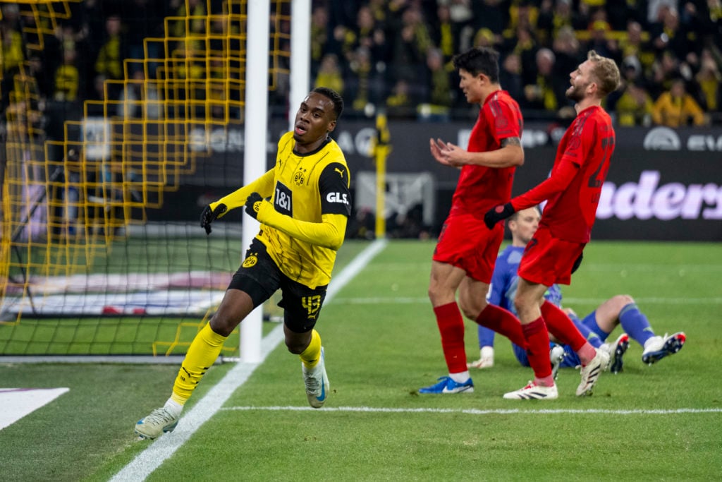 Jamie Gittens du Borussia Dortmund célèbre après avoir marqué le premier but de son équipe lors du match de Bundesliga entre le Borussia Dortmund et le FC...